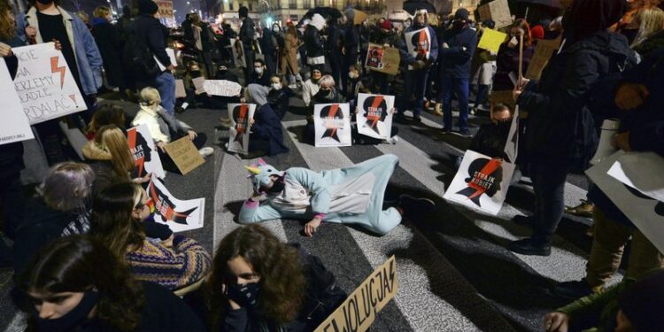 Poland Bans Abortion, Sparks Nation-Wide Protests