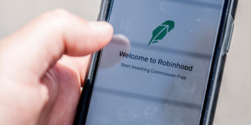 Negative Reviews And One-Star Ratings Of Trading App Robinhood Deleted By Google